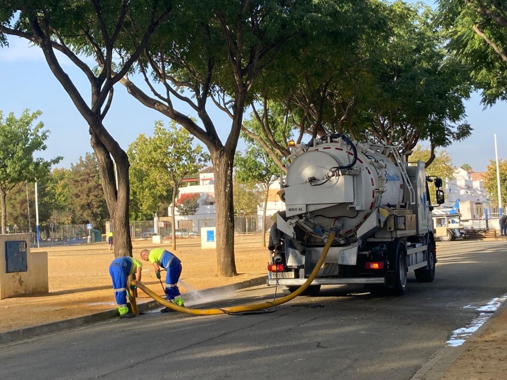 Puesta a punto de las redes de agua y alcantarillado del recinto ferial ante la celebración de la Real Feria de Écija