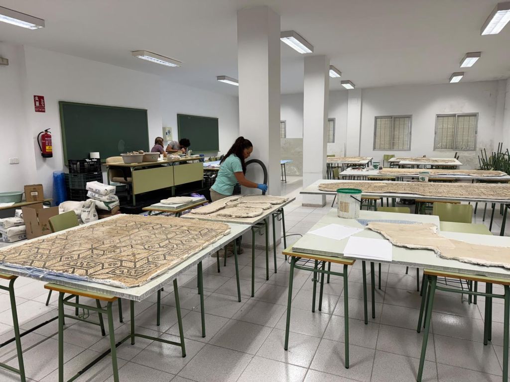 Los mosaicos hallados en las obras de Casas Consistoriales avanzan en su proceso de restauración